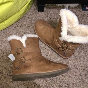 NWT women’s airwalk boots! ❤️